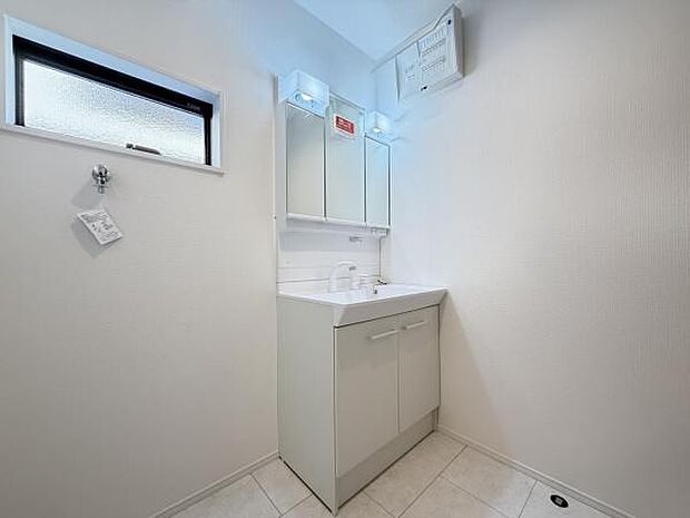 洗面化粧台です。朝の身支度から1日が始まります。