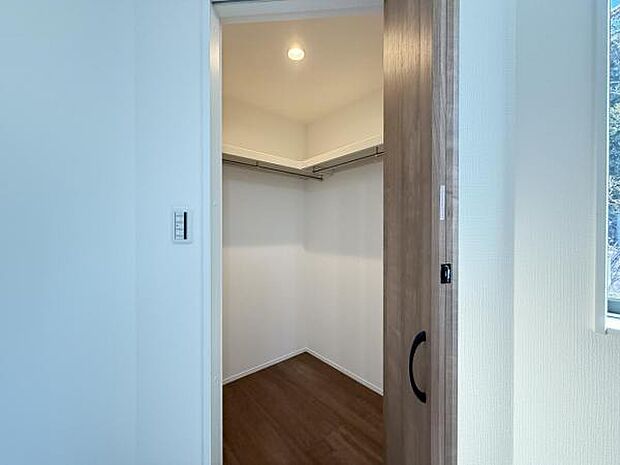 ウォークインクローゼットがあり収納スペースも豊富。季節物もスッキリ片付きそうです。