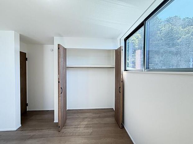 いつでもお部屋をスッキリお使い頂ける収納スペースを設置。