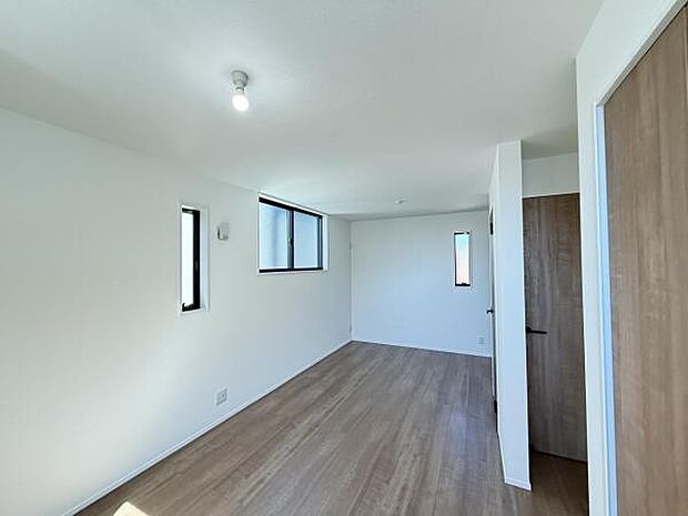 こちらはドアや収納が2カ所ある為、将来的に2部屋に分けることが可能です。