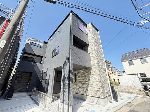 木造在来工法3階建て、間取りはファミリー向けに3LDKございます。