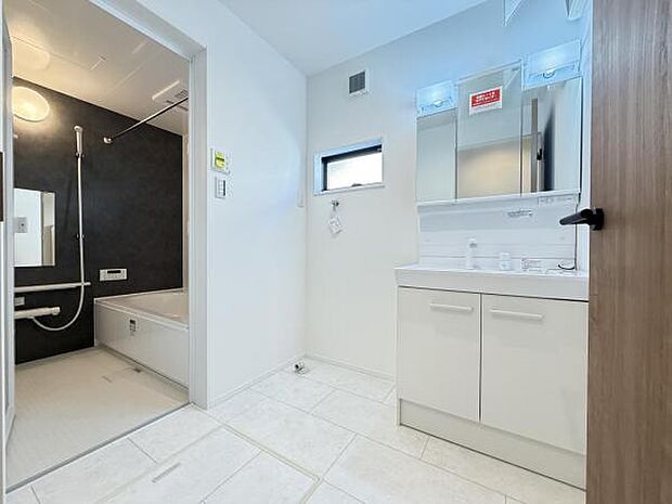 脱衣所は小さなお子様がいるご家庭にも重宝されます。