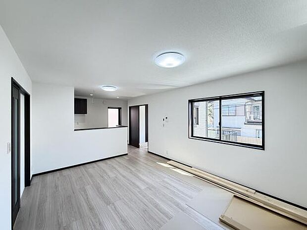 お食事中もキッチンと会話が楽しめるダイニングスペース。