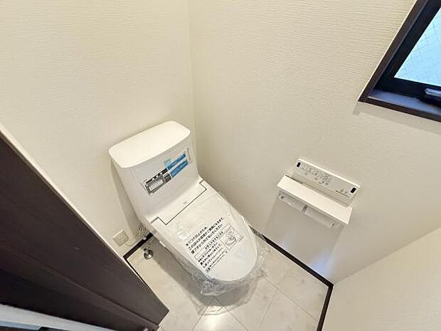 シャワー洗浄機能付のトイレは、清潔感が印象的な空間ですね。