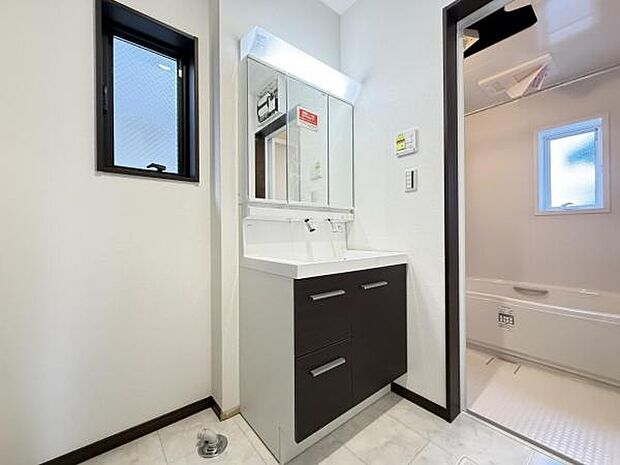 洗面化粧台です。朝の身支度から1日が始まります。