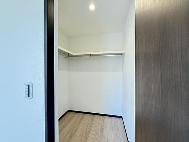 ウォークインクローゼットがあり収納スペースも豊富。季節物もスッキリ片付きそうです。