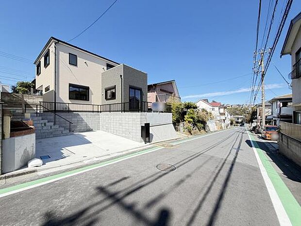 前面道路を含めた現地写真です。