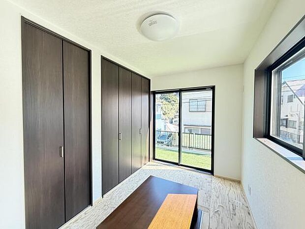 リビングと続き間の掘りごたつ付きの5帖の和室です。