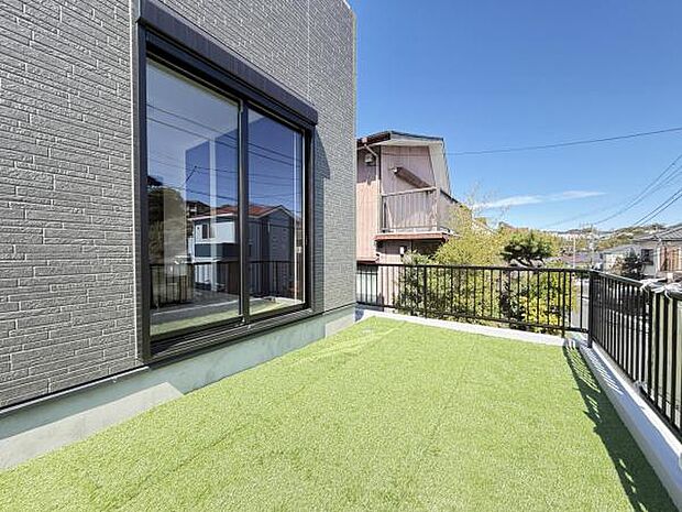 お庭スペースは、ガーデニングやお子様との外遊びなど多彩な用途でお楽しみいただけます。