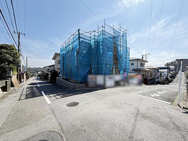 前面道路を含めた現地写真です。