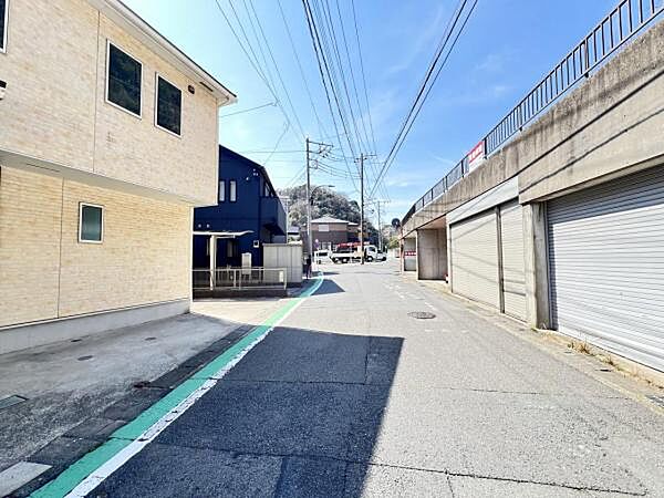 前面道路を含めた現地写真です。