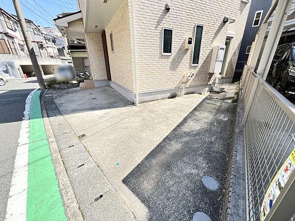 セカンドカーにも便利な駐車2台可能です。※車種によります