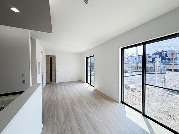 お食事中もキッチンと会話が楽しめるダイニングスペース。