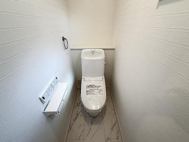 シャワー洗浄機能付のトイレは、清潔感が印象的な空間ですね。