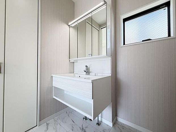 洗面化粧台です。朝の身支度から1日が始まります。