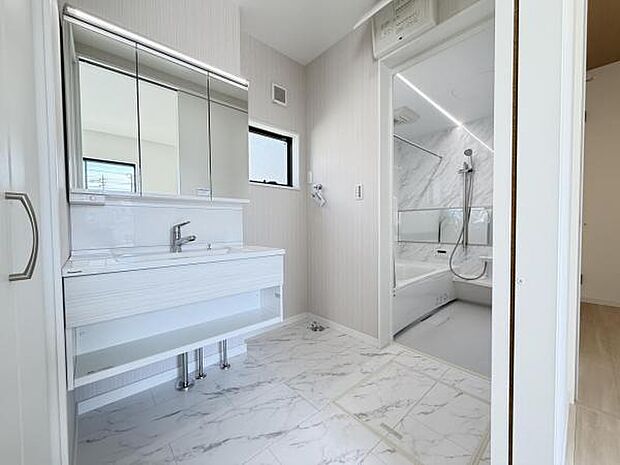 脱衣所は小さなお子様がいるご家庭にも重宝されます。