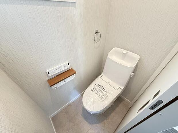 シャワー洗浄機能付のトイレは、清潔感が印象的な空間ですね。