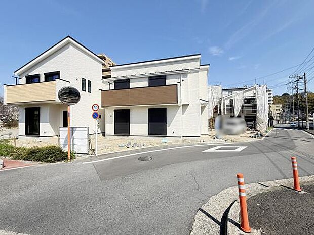 前面道路を含めた現地写真です。