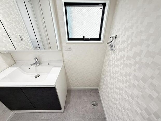 独立洗面台の横にはランドリースペースがございます。