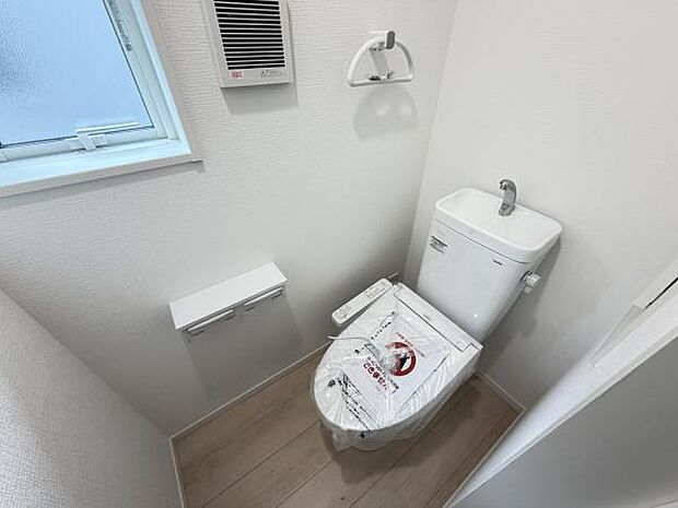 シャワー洗浄機能付のトイレは、清潔感が印象的な空間ですね。