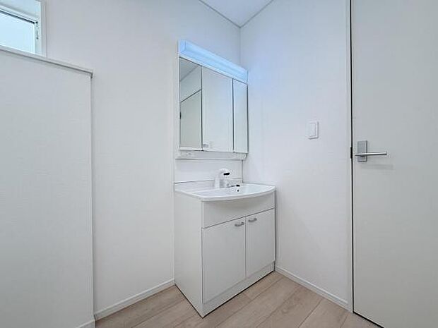 洗面化粧台です。朝の身支度から1日が始まります。