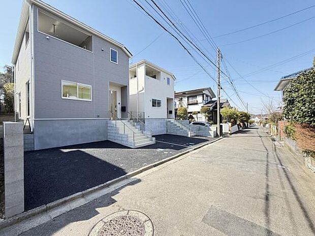 前面道路を含めた現地写真です。