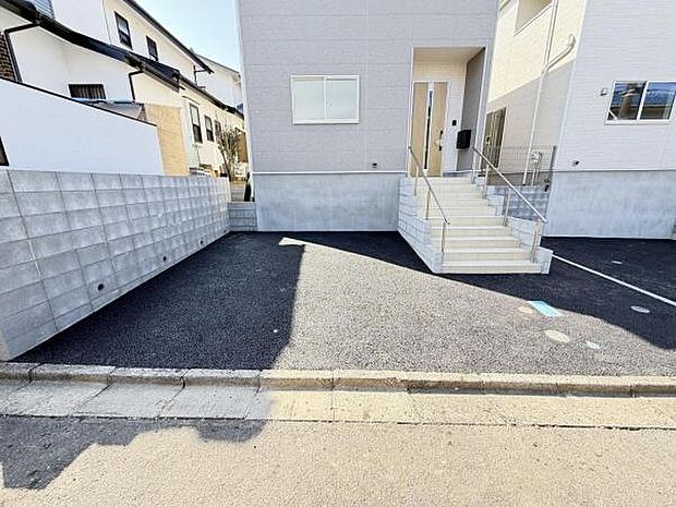駐車場ももちろん完備しておりますのでお車所有の方にも心強いです。