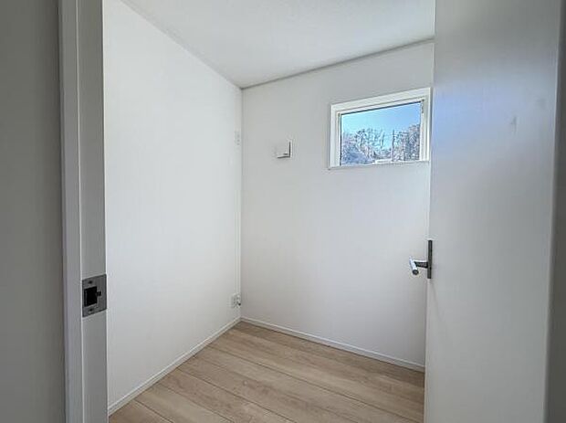 寝室にはテレワークスペースもございます。