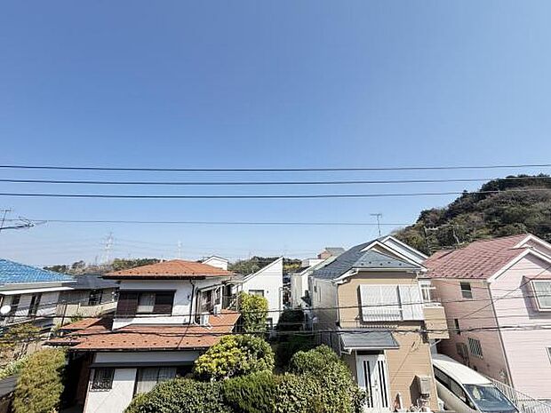 バルコニーからの眺望です。明るい陽射しを浴びながらゆったりと過ごすのも良いですね。