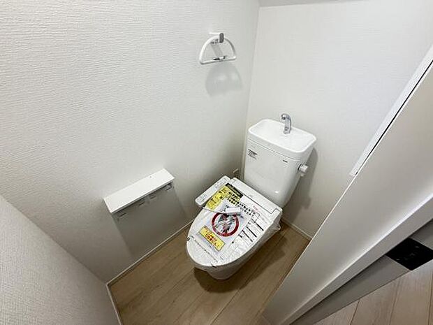 シャワー洗浄機能付のトイレは、清潔感が印象的な空間ですね。