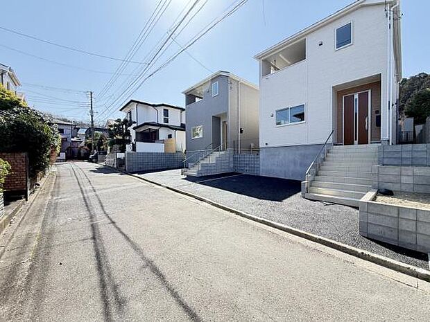 前面道路を含めた現地写真です。
