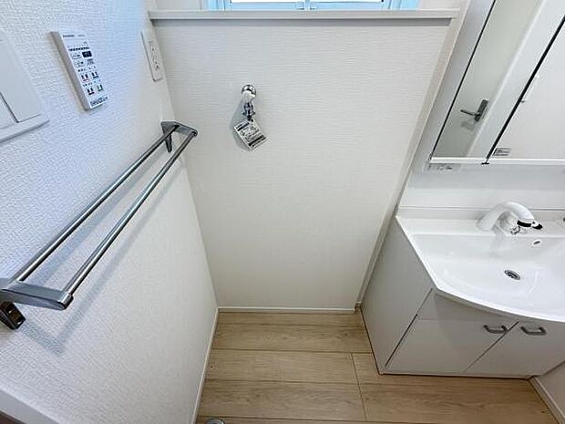 独立洗面台の横にはランドリースペースがございます。