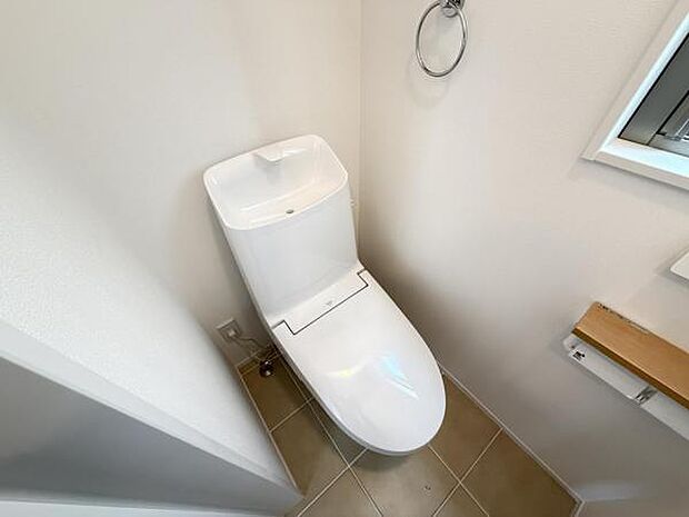 シャワー洗浄機能付のトイレは、清潔感が印象的な空間ですね。