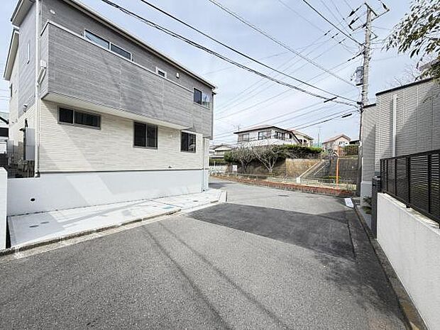 前面道路を含めた現地写真です。