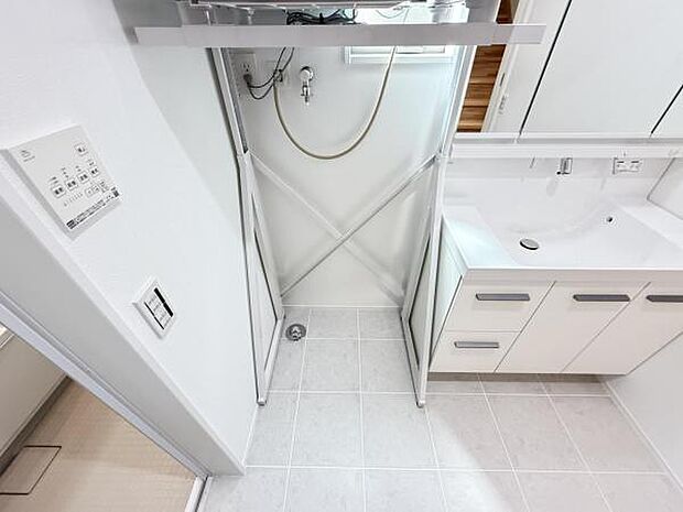 独立洗面台の横にはランドリースペースがございます。