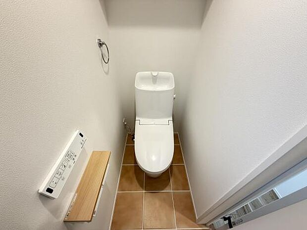 シャワー洗浄機能付のトイレは、清潔感が印象的な空間ですね。
