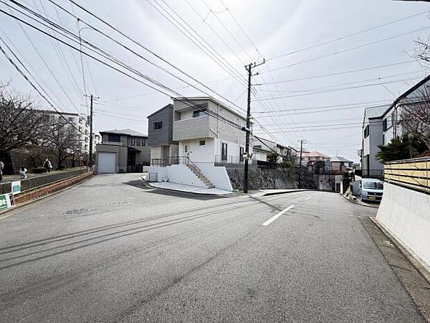 前面道路を含めた現地写真です。