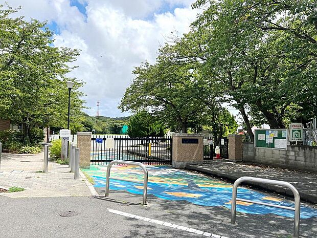 逗子市立池子小学校まで約130m(徒歩2分)