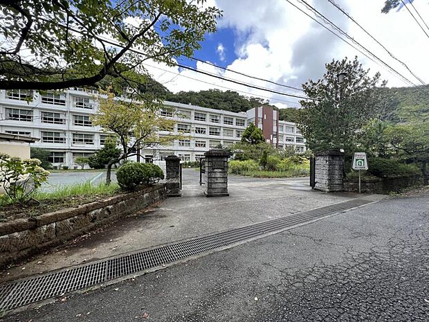 逗子市立逗子中学校まで約1060m（徒歩14分）