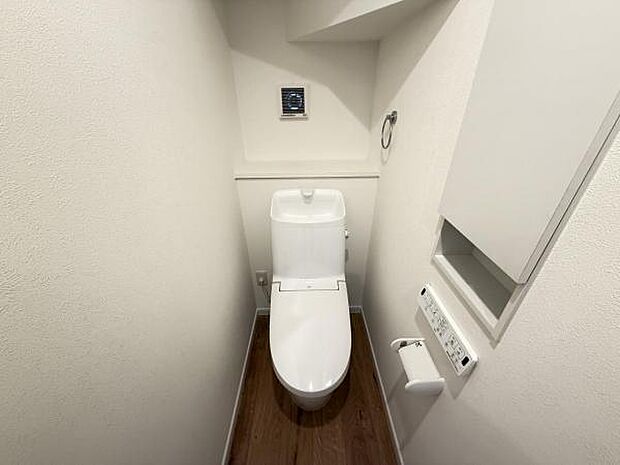 シャワー洗浄機能付のトイレは、清潔感が印象的な空間ですね。