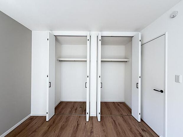 いつでもお部屋をスッキリお使い頂ける収納スペースを設置。