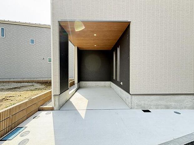 駐車場ももちろん完備しておりますのでお車所有の方にも心強いです。