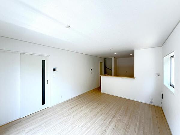 お食事中もキッチンと会話が楽しめるダイニングスペース。