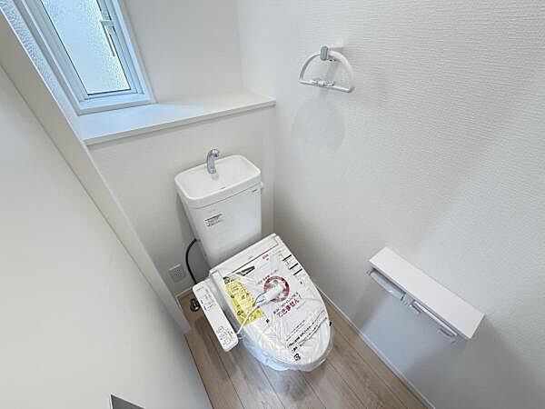 シャワー洗浄機能付のトイレは、清潔感が印象的な空間ですね。
