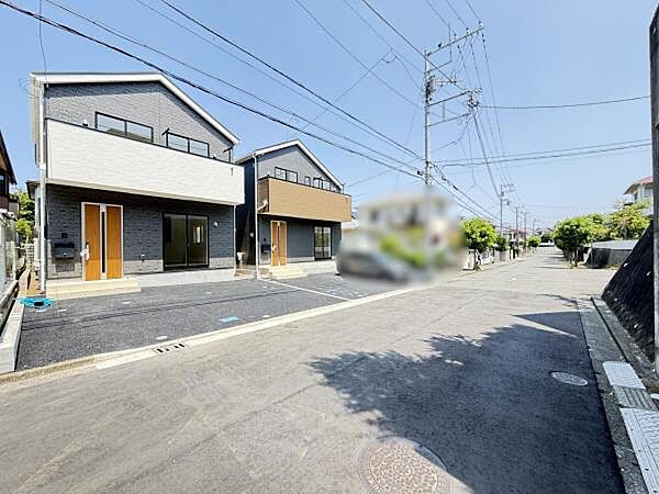 前面道路を含めた現地写真です。