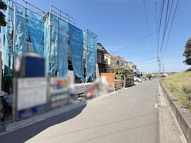 前面道路を含めた現地写真です。