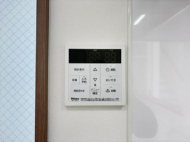 キッチン脇の給湯器のコントロールパネルです。