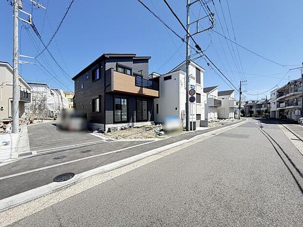 前面道路を含めた現地写真です。