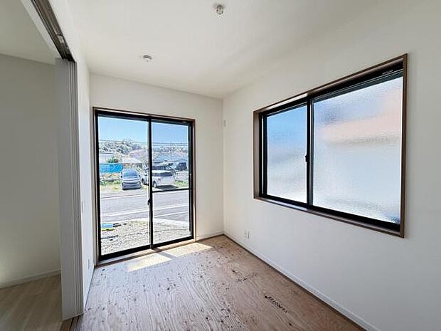 リビングと続き間の和室スペースです。畳のお部屋は寛げる空間ですね。