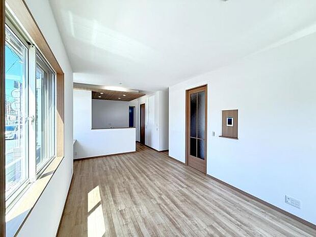 お食事中もキッチンと会話が楽しめるダイニングスペース。